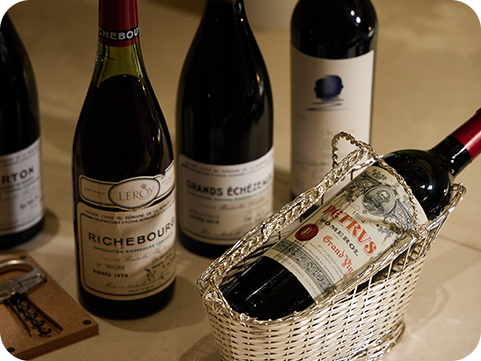 テーブルに並べられた数種類の80〜90年代のボルドー、ブルゴーニュワイン