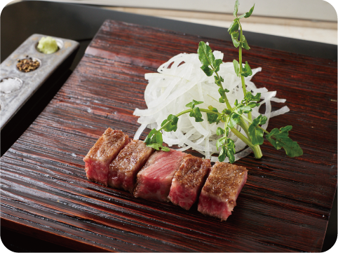 木漆作家の工藤茂喜さんのお皿に盛りつけられた神戸ビーフのステーキ